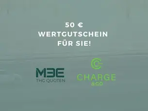 Schrift auf grünem Hintergrund und den Logos von M3E und Charge und Co: "50 € Wertgutschein für Sie!"