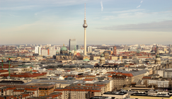 Berliner Mehrfamilienhäuser mit dem Fernsehturm im Hintergrund