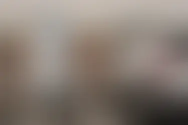 Elektroauto lädt auf einem Autobahnrastplatz