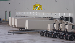 Ein Warendepot, an dem viele E-Lkw und -Trailer stehen