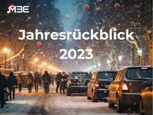 Eine verschneite Straße mit E-Autos