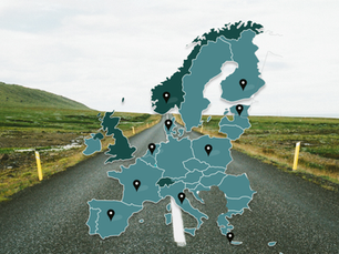 Eine abstrakte Landkarte mit den Umrissen der EU, GBs, Norwegens und der Schweiz. Im Hintergrund eine Landstraße