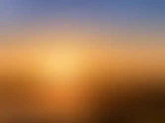 Sonnenaufgang über einer Landschaft mit mehreren Windrädern am Horizont