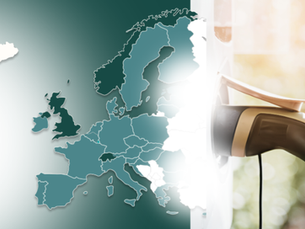 Eine Europakarte, neben der sich ein Ladestecker befindet. Es ist so arrangiert, dass es so aussieht, als würde der Ladestecker Europa aufladen