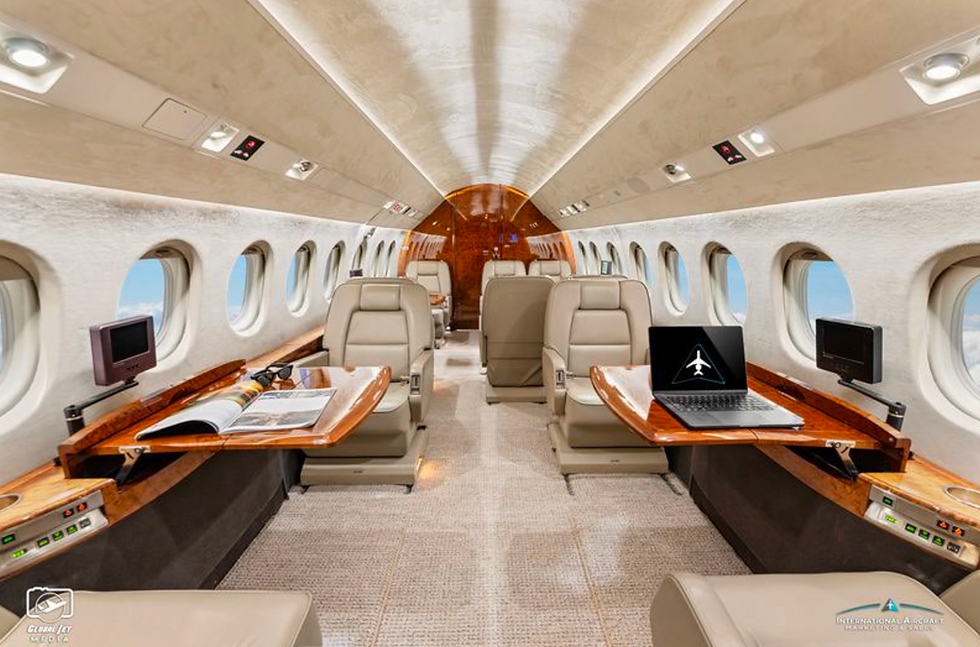 Miniatura: 2001 Dassault Falcon 2000 VP-CDJ