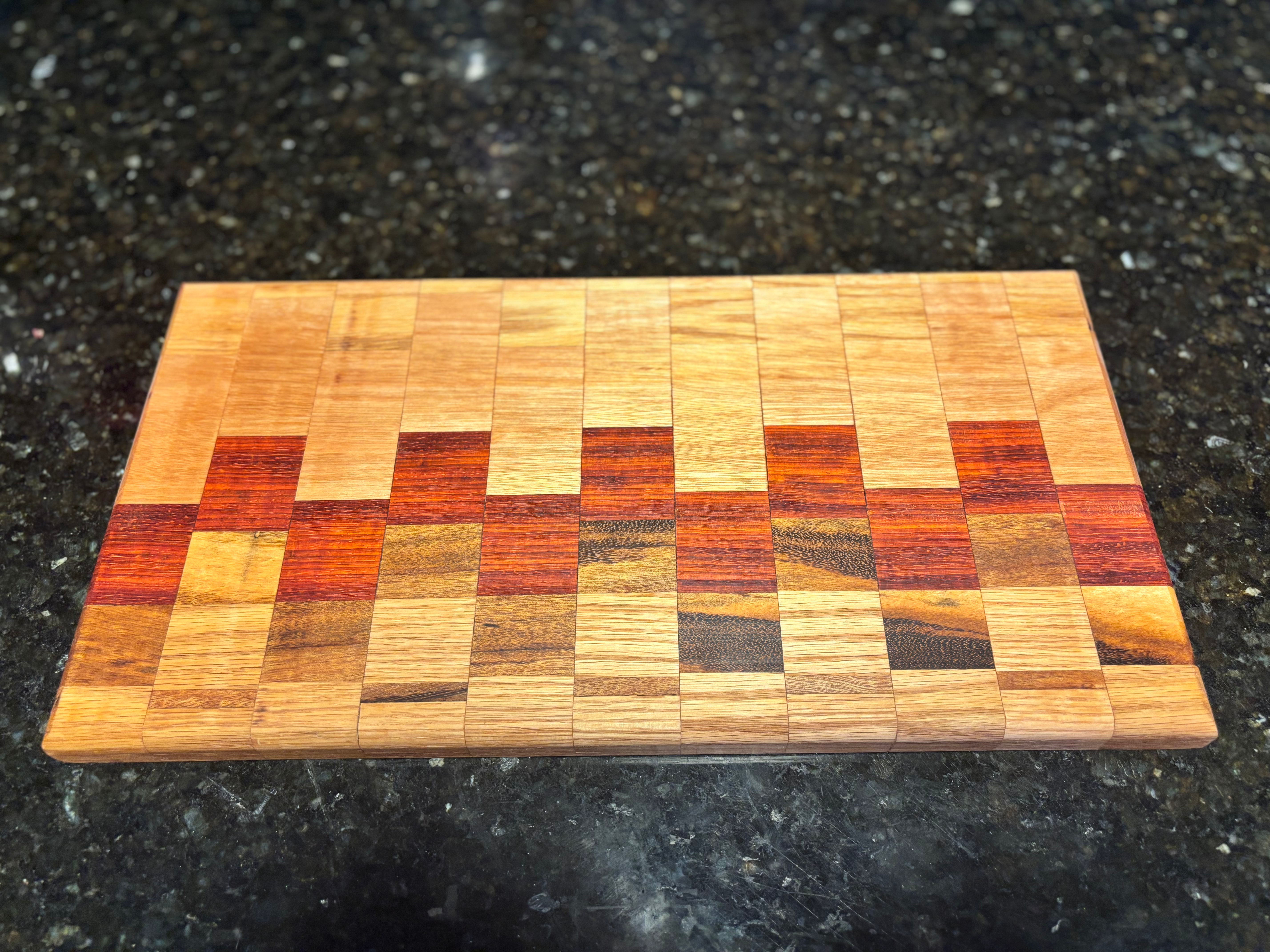 Mixed pattern / Paduk / tiger wood / white hard maple /red grandis cutting board