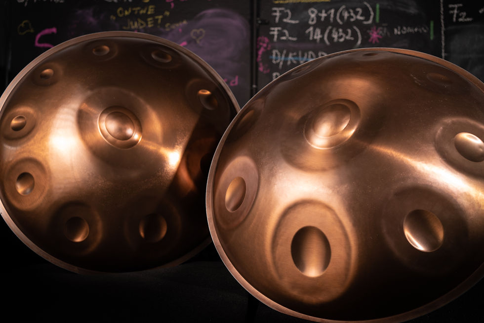 Handpan vechi, ciocănit manual, cu patină naturală – simbol al valorii în timp