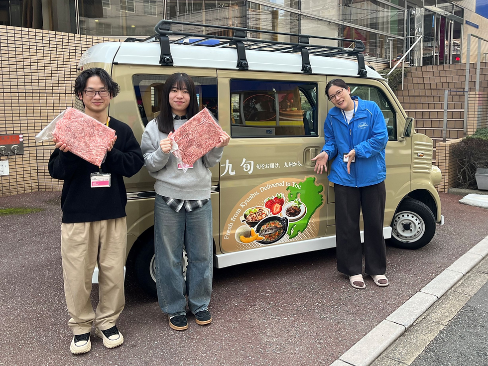 キッチンカーの前で食材をお渡ししている様子