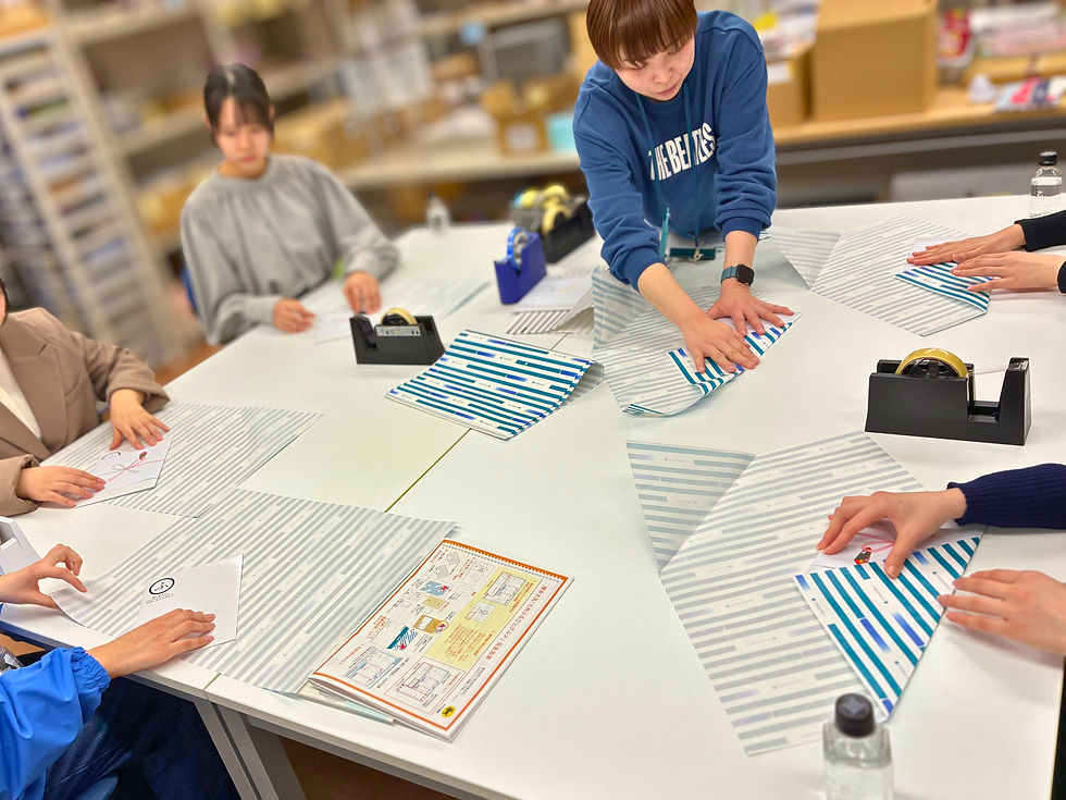 包装紙を使って包装の実演をしている様子