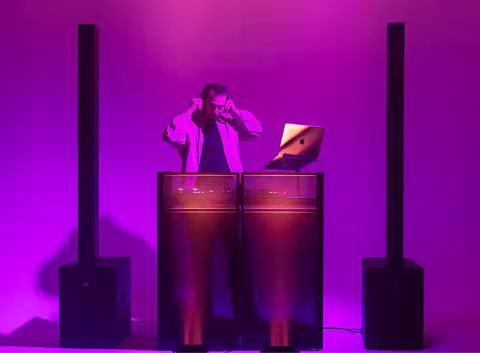 Event-DJ aus Leipzig arbeitet bei Firmenfeier mit professionellem DJ-Setup