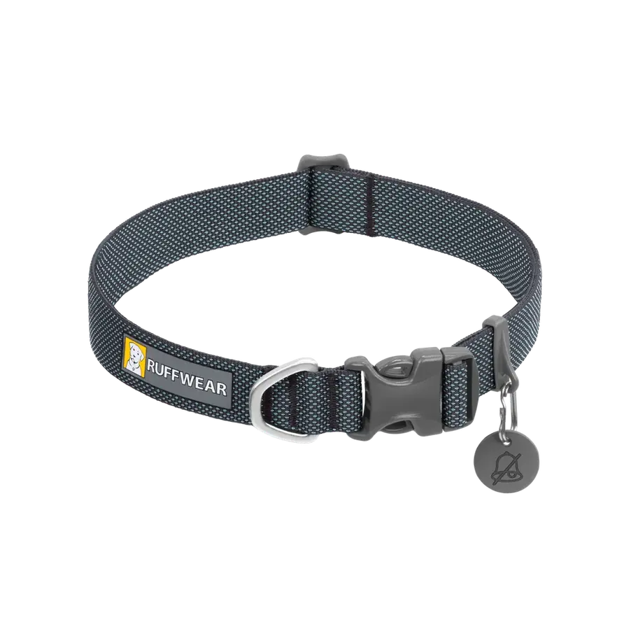 קולר Ruffwear Hi & Light Collar לכלבים בצבע אפור כהה Basalt Gray, עם אבזם ותג זיהוי