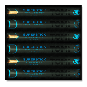 שישה מקלות חטיף לחתולים TOMi Superstick בטעם סלמון ופורל, באריזות שחורות אישיות