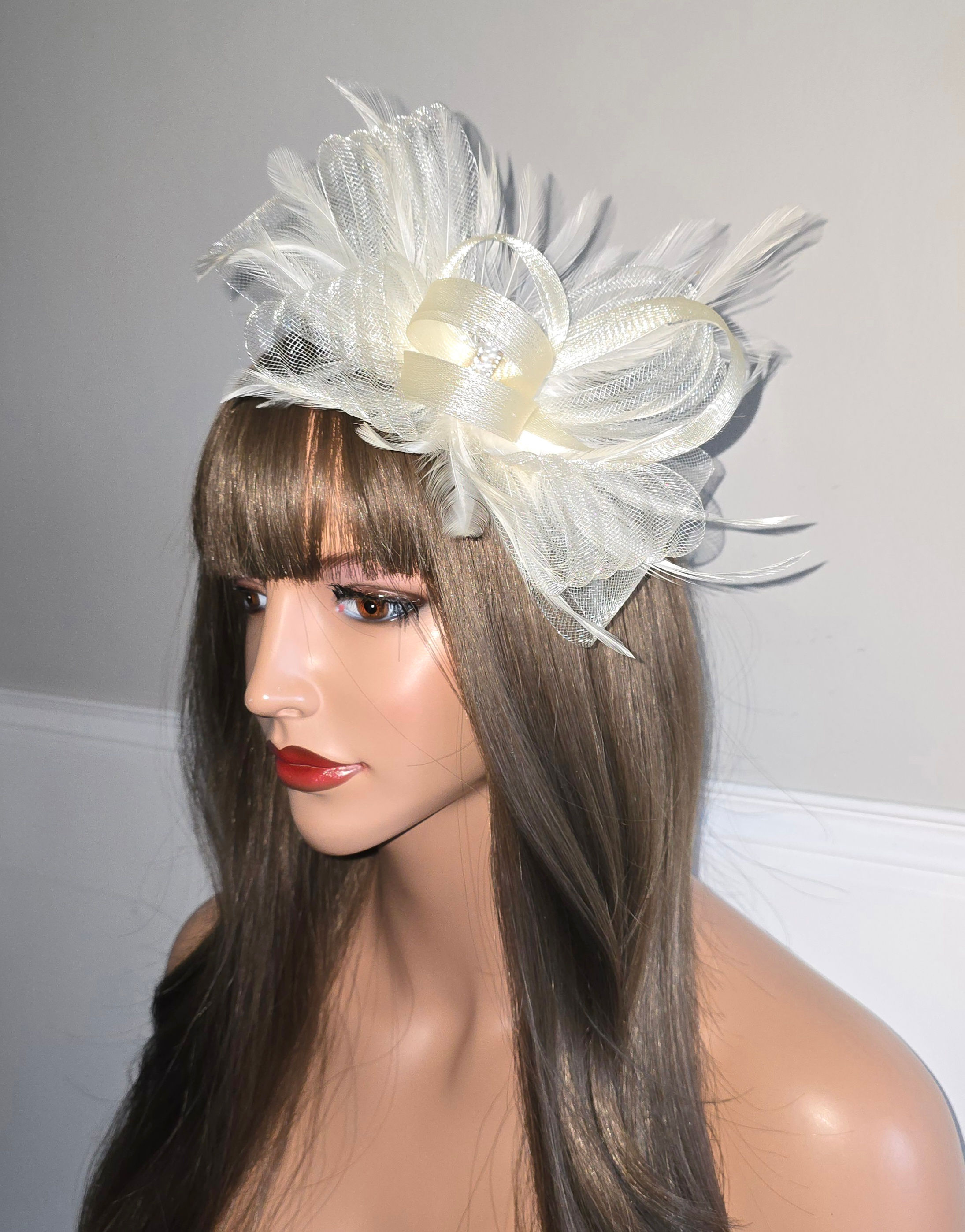 Ivory mesh Fascinator clip with pearl & diamante centre 031025