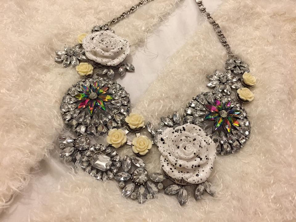 Collar con rosas