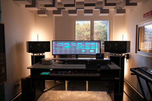 Frontalaufnahme des Setups des Tonstudios 1.