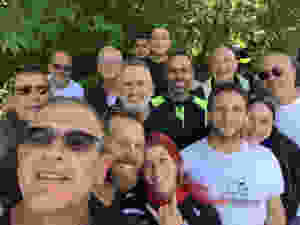 חבורה של אנשים בצילום סלפי, חולצה עם לוגו אופנוען מאומן