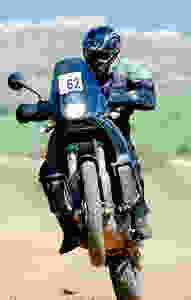 אופנוע אדוונצר בווילי, לוחית מספר 62, רקע ירוק וחום ומטושטש