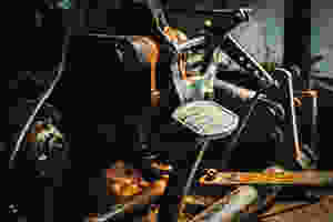 תמונת תקריב של אופנוע ישן, חלודה, דוושת בלם