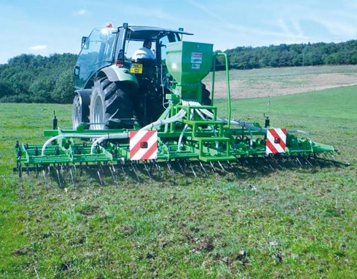 Semoir pour sursemis en action