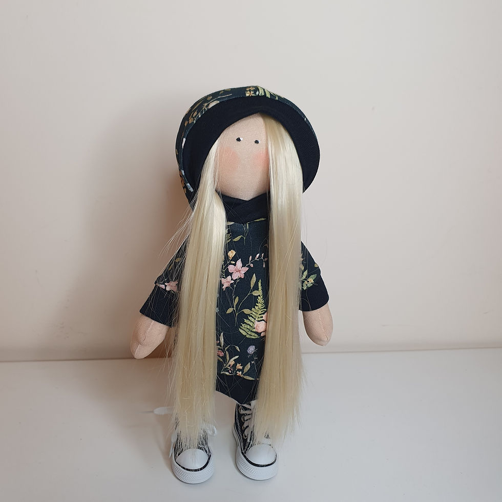 Miniatura: Lalka blondynka w czarnej dresowej sukience 