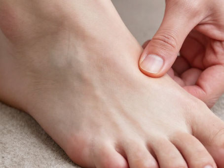 Persona con neuropatía diabética con hormigueo en los pies