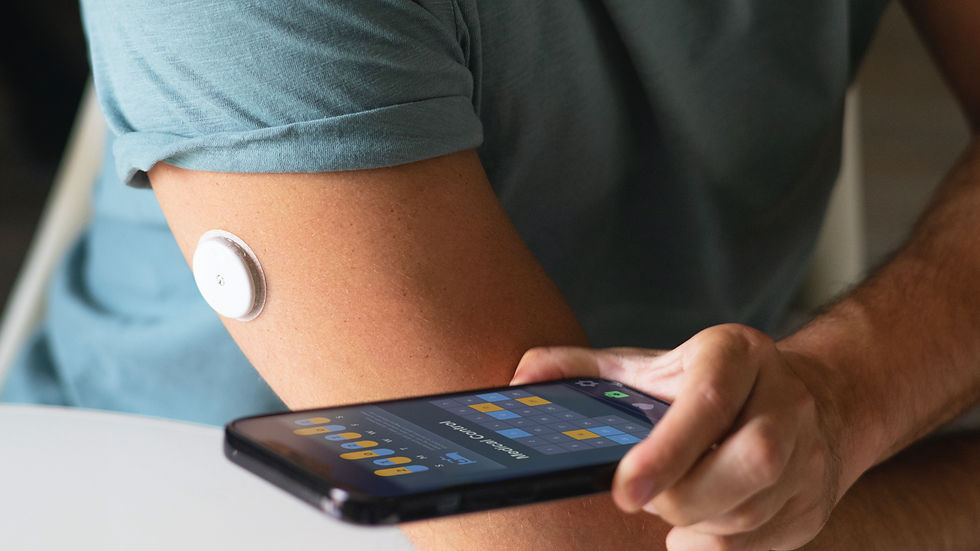 Un monitor continuo de glucosa (CGM) te permite conocer tus niveles en tiempo real, detectar variaciones y tomar mejores decisiones para tu salud