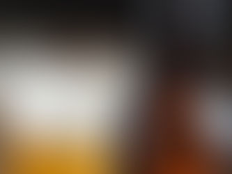 Vaso de cerveza sin alcohol al lado de su botella