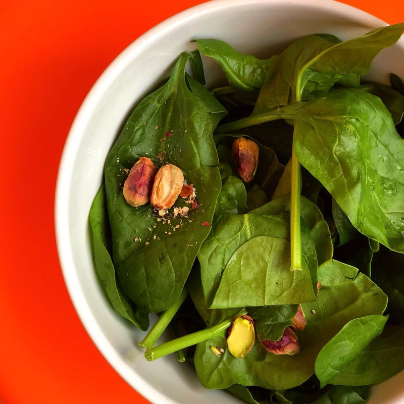 Il pesto di spinaci e pistacchi ai pomodori secchi