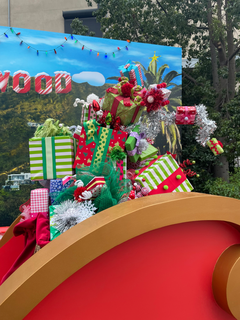 Tram Unload Grinch Photo-Op Detail