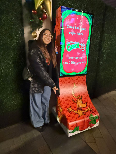 Digital showtime monitor Grinchmas 2025