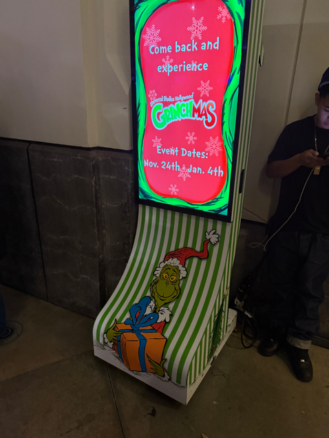 Digital showtime monitor Grinchmas 2025