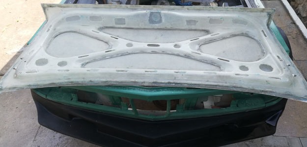 Von uns hergestellte Glasfasergewebe-GFK-Sandwich-Haube mit einer Glasfasergewebe-Außenhaut und einem sehr leichten GFK-Innenteil. Gewicht 3,5 kg.