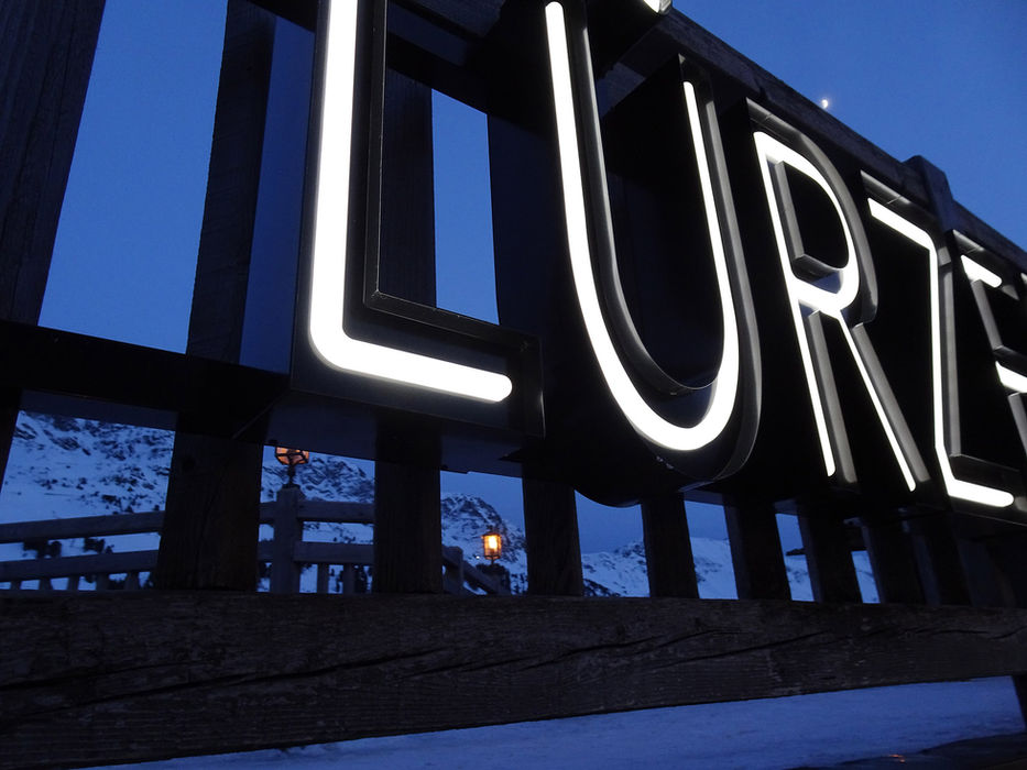 Detailaufnahme beleuchteter Lürzer Alm 3D Buchstaben bei Nacht