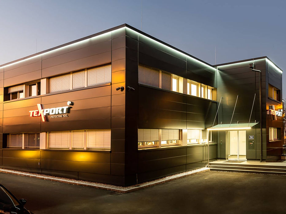 Konturbeleuchtung an der Texport Fassade mit leuchtenden Gebäudelinien.