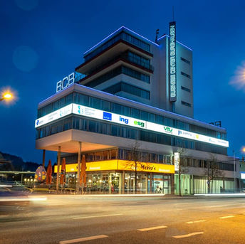 Beleuchtetes Gebäudebranding am Business Center Burghausen mit integrierter Lichtfassade.