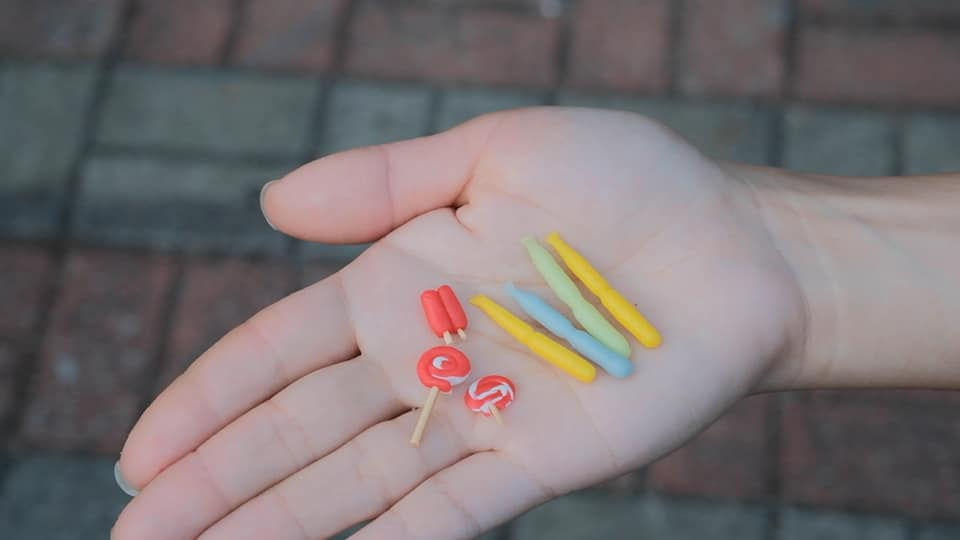 《吱吱冰》 節錄於《細細個嗰一刻》（第三屆香港青年作家比賽獲選作品）15個微縮模型 x 童年故事本地青年作家若曦，運用無限創意，創作各款演繹真摰本土情懷的微縮模型：糖蔥餅、大排檔奶茶、牛腩麵、魚蛋……分享點點滴滴的童年回憶，為讀者帶來會心微笑的共鳴。