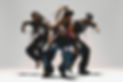 tres-mujeres-negras-jovenes-bailando-hip-hop-estilo-contemporaneo-trajes-casuales-urbanos.