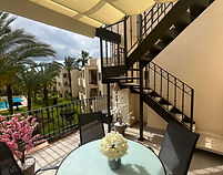 Terras gelegen aan de woonkamer van Penthouse Pentaguila op Roda Golf