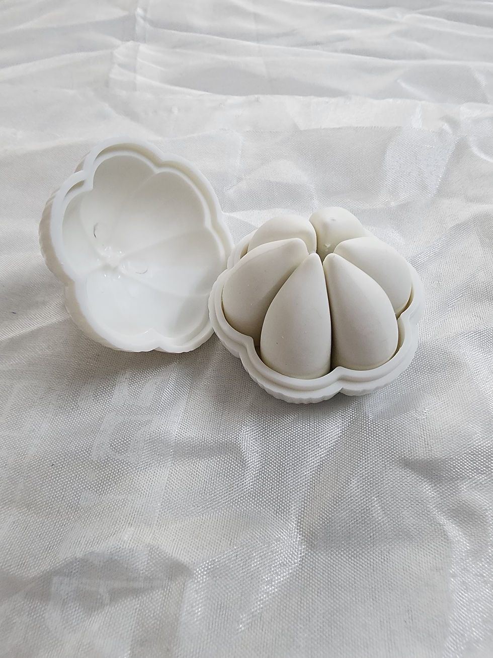 Thumbnail: Garlic pod-style eraser set with 6 white clove-shaped erasers