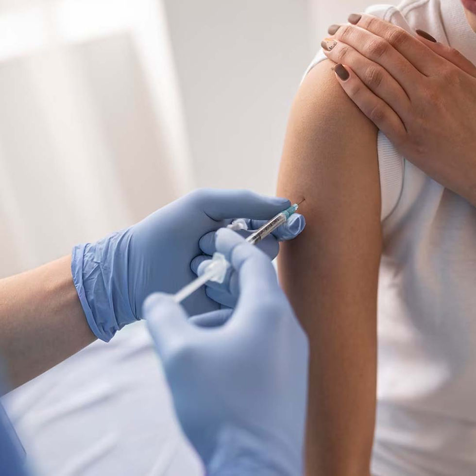 TETANOS AŞISI Tetkiklerini içeren paket ücretidir. Tetanoz Aşımız, sinir sistemini etkileyen ciddi bir bakteriyel enfeksiyon olan tetanoza karşı koruma sağlayan, hayat kurtaran bir aşıdır. Bu aşı, kendilerini tetanoz riskine sokan bir yara veya yaralanmaya maruz kalan kişiler için gereklidir. Paketimiz, aşının maliyetinin yanı sıra aşının güvenli ve etkili bir şekilde uygulanmasını sağlamak için gerekli tıbbi testleri de içerir. Tetanos Aşısı aşımızı yaptırarak ölümcül olabilecek bu enfeksiyona karşı korunduğunuzu bilmenin rahatlığını yaşayabilirsiniz. Kendinizi riske atmayın; sağlığınıza yatırım yapın ve bugün aşı olun.