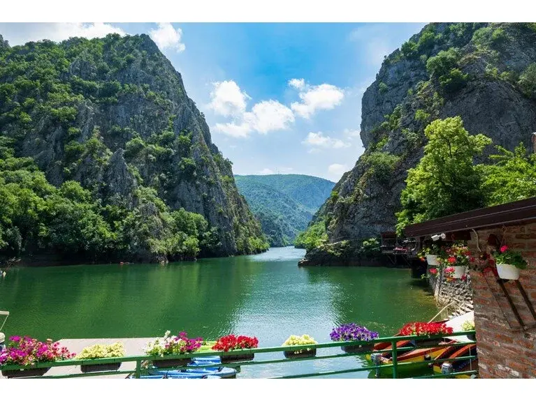 ülkeler.

MAKEDONYA
Balkanlar denilince akla ilk gelen ülkelerden olan Makedonya, vizesiz ülkeler arasında yer alıyor. Ülkenin başkenti olan Üsküp zengin tarihiyle her yıl binlerce turiste ev sahipliği yapıyor.
Makedonya Meydanı, Ohri Gölü, Taş Köprü, Üsküp Kalesi, Aziz Kurtarıcı Kilisesi ve Üsküp Arkeoloji Müzesi’nin yanı sıra Makedonya'nın Antik, Orta Çağ ve Osmanlı dönemlerine ait birçok eser Üsküp ziyaretinde görülebilecek yerler arasında bulunuyor.
Makedonta Türkiye Cumhuriyeti vatandaşlarına 180 gün içinde 90’ü günü aşmamak kaydıyla
vize muafiyeti sağlamaktadır.