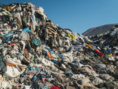montanha de roupas descartadas no deserto do Atacama