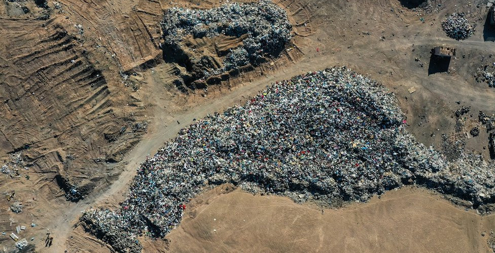 Montanha de roupas descartadas no deserto do Atacama
