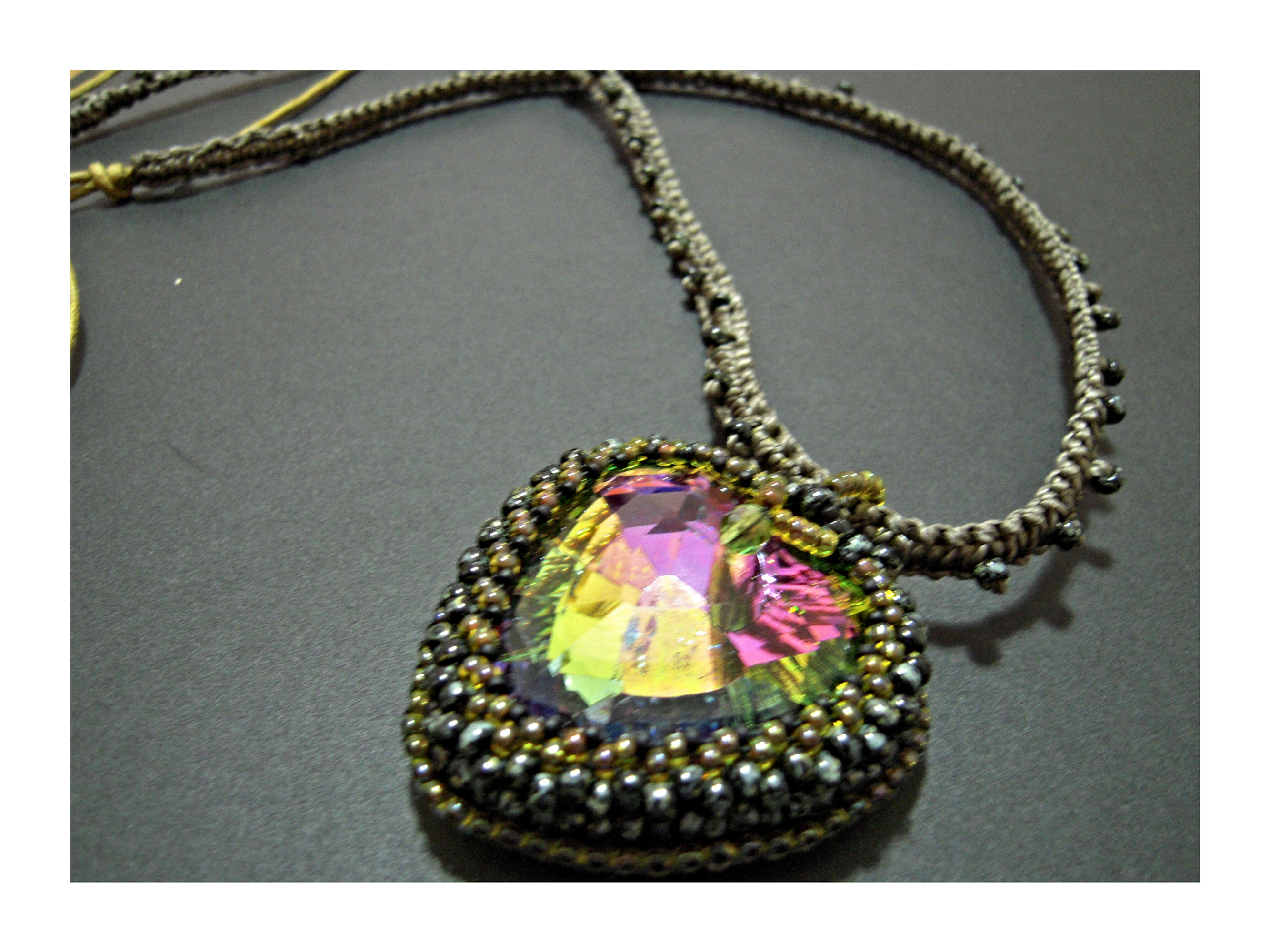 Pendentif coeur brodée de perles 