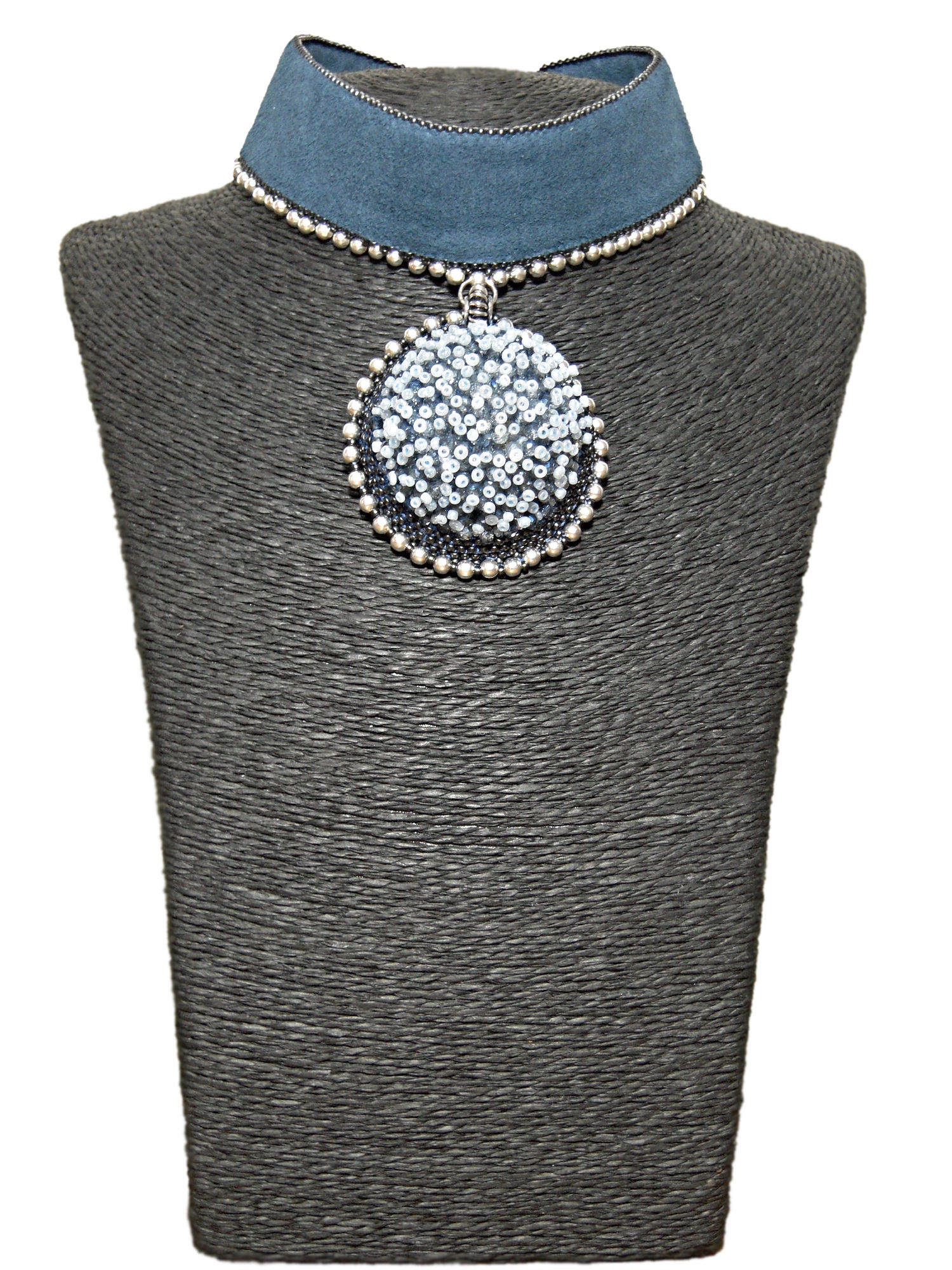 Ras du cou femme en cuir et ses perles 