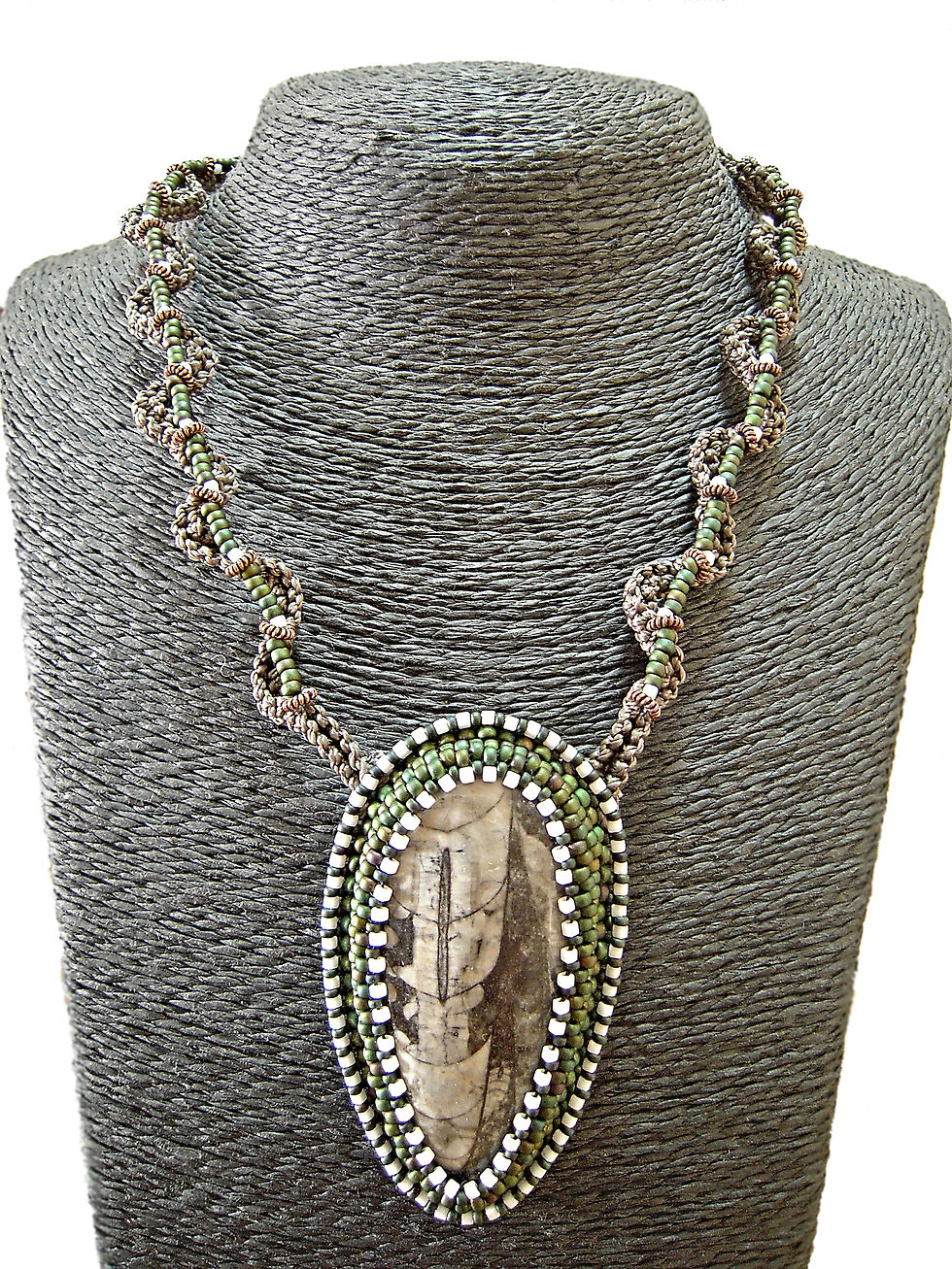 Collier macramé femme et ses perles et pierre semi précieuse