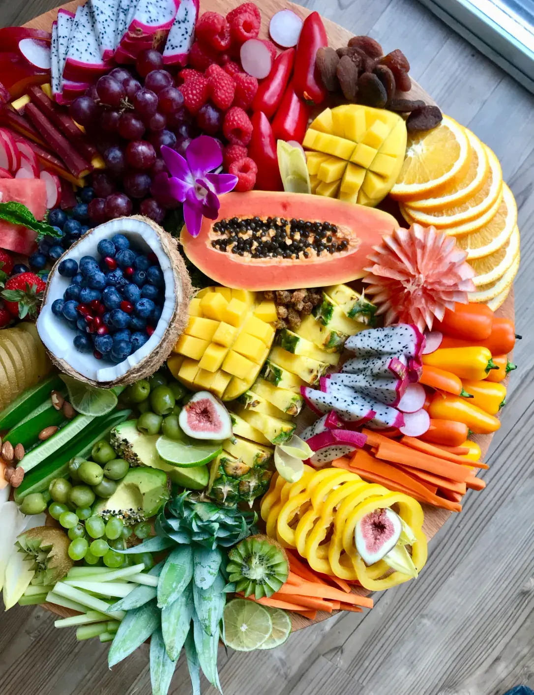 Grand Fruit Platter size (standard 14-20 people)