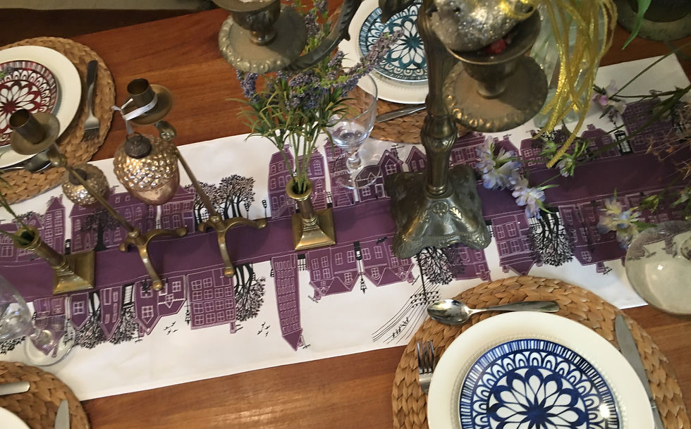 Miniaturbild: Deep Purple Table Runner, depicting homes along a road