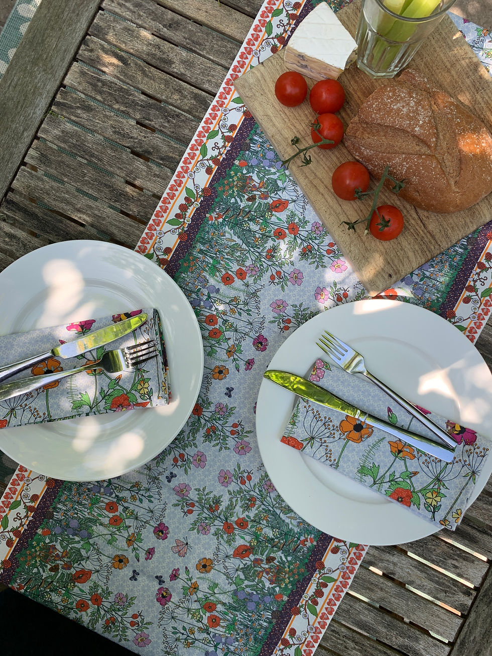 Miniatura: Countryside Hedgerow design on a table runner, wildflowers , bees and hearts
