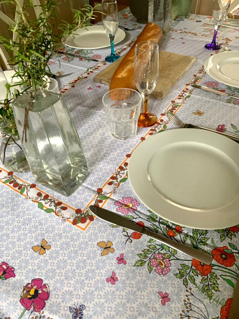 Miniatura: Wildflower tablecloth with butterflies and bees